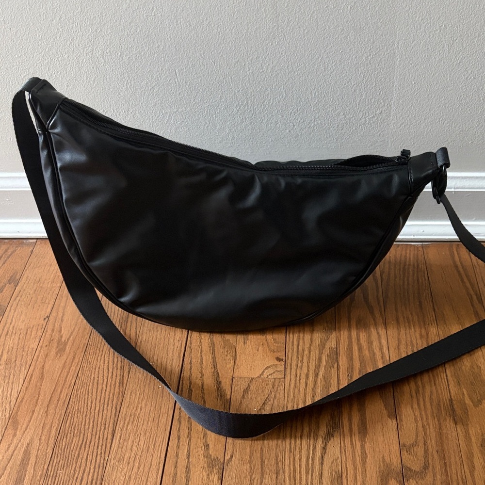 Uniqlo Sleek Unisex Large Crossbody Bag